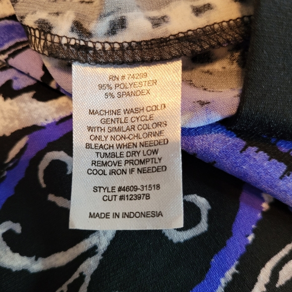 Three quarter sleeved dress - Picture 16 of 16